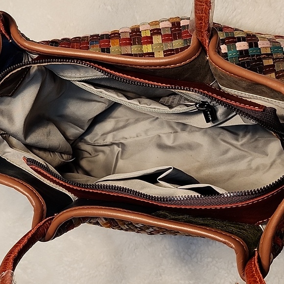 Amerileather Linwood Leather Tote Bag - Picture 15 of 16